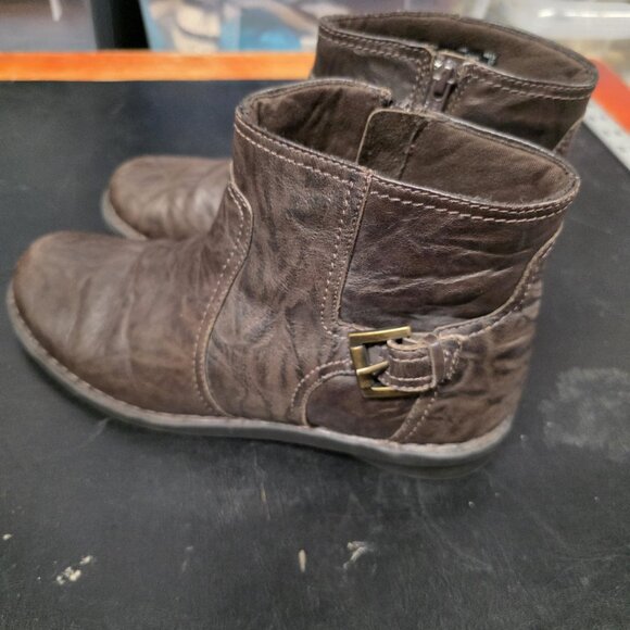 Clarks Bendable Ankle Boots Womens 10M Brown Leather Side Zip Walking Comfort - Picture 3 of 8